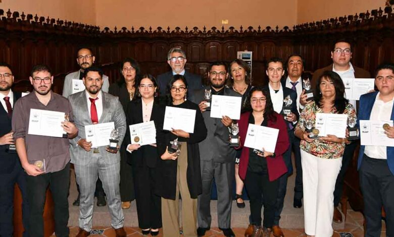 Egresados de la BUAP recibiendo el Premio a la Mejor Tesis en el Paraninfo del Edificio Carolino