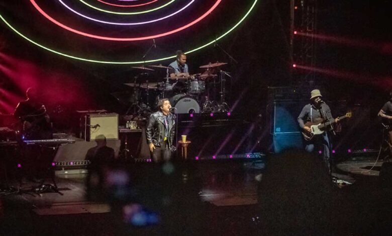 ENJAMBRE SACUDE PUEBLA CON SU “DAÑOS LUZ TOUR 2025”: UNA NOCHE DE ROCK, NOSTALGIA Y ABEJITAS VIBRANDO AL UNÍSONO