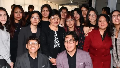 Lilia Cedillo Ramírez, acompañó a Ernesto Sandoval Munive en la presentación de su Primer Informe de Labores al frente de la Preparatoria General Lázaro Cárdenas