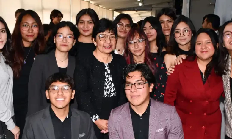 Lilia Cedillo Ramírez, acompañó a Ernesto Sandoval Munive en la presentación de su Primer Informe de Labores al frente de la Preparatoria General Lázaro Cárdenas