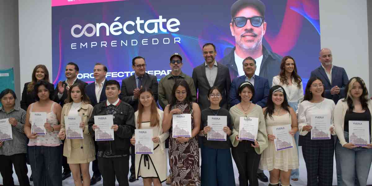 Estudiantes de la BUAP colaboran con Teddy Kelly en mural que transforma un puente de Ciudad Universitaria