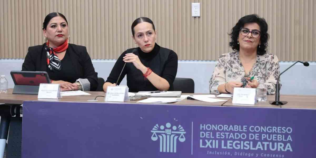 Puebla busca regular uso de celulares en escuelas; iniciativa permitiría excepciones pedagógicas