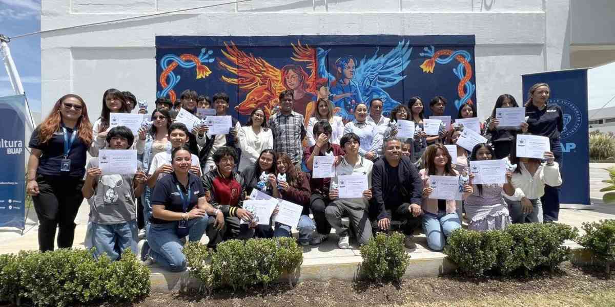 Estudiantes de la BUAP pintan mural sobre identidad colectiva en Tepeaca