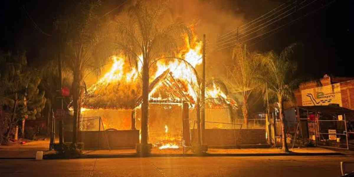 Incendio en bar Bear City de Atlixco alcanza restaurante Topolino; reportan crisis nerviosas