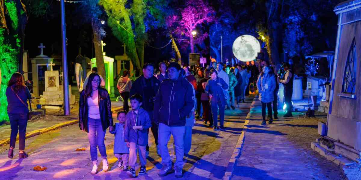 Panteón Municipal de Puebla: más de 3 mil personas visitan los recorridos nocturnos gratuitos por Día de Muertos