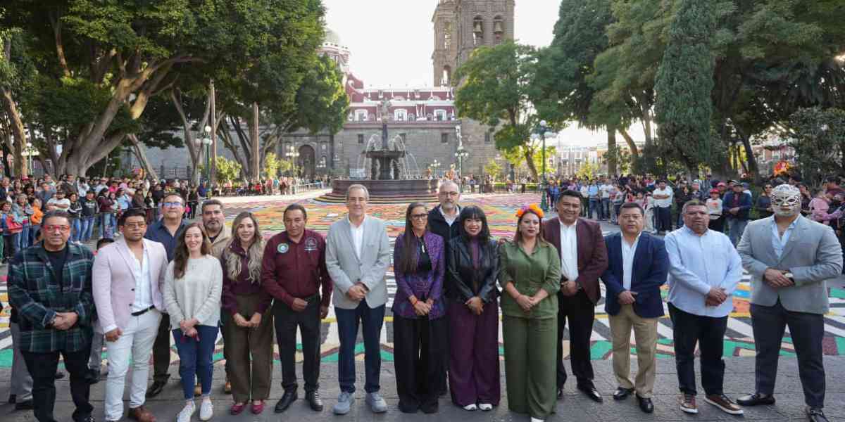 Día de Muertos en Puebla: inauguran tapete monumental y ofrenda dedicada a la lucha libre en el Centro Histórico