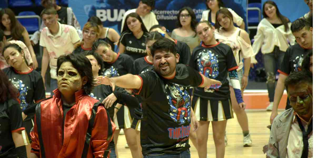 ¡Al ritmo de Michael Jackson! Cientos de estudiantes conquistan el Thriller Universitario 2026 de la BUAP
